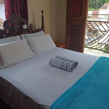 Casa com piscina em condomínio-3